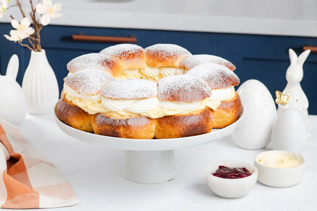 Uskrsni vijenac s vanilijom i višnjama